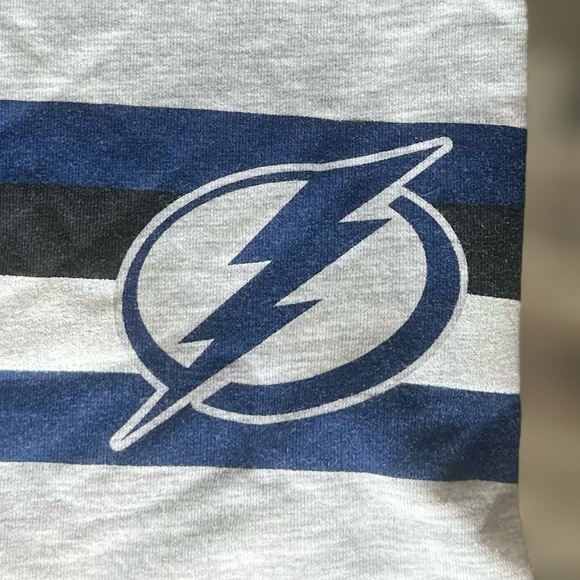 💫 BRAND NEW 💫 NHL CONCEPTS SPIRIT Tampa Bay Lightning Hockey Crewneck - Picture 2 of 4